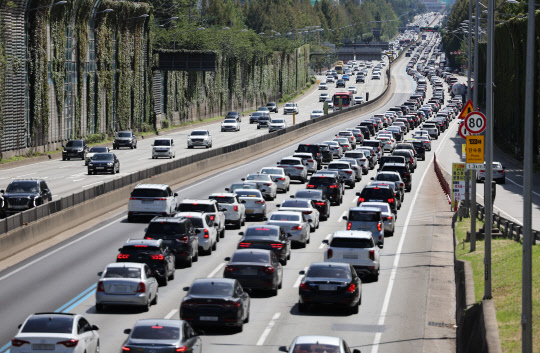 추석인 10일 오후 서울 서초구 잠원IC 부근 경부고속도로 상(왼쪽)·하행선의 모습. 귀성 방향은 이날 오전 6∼7시에 정체가 시작돼 오후 1∼2시에 정점에 이르러 오후 8∼9시에 해소될 것으로 전망된다. 귀경 방향은 오전 9∼10시부터 막히기 시작해 오후 4∼5시에 정점을 찍고 11일 오전 2∼3시께 풀릴 것으로 보인다. 연합뉴스